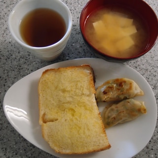 餃子とトーストとお味噌汁と焙じ茶のランチ